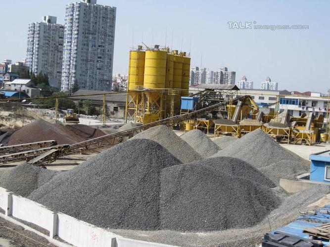 城市天際的構筑者 無人化工廠與建筑起重技術的時代交響