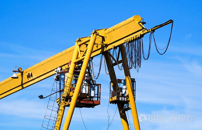 在建筑工地起重機(jī)